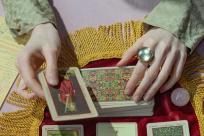 9 Sure-Fire Ways to Select a Tarot Deck That's Right for You