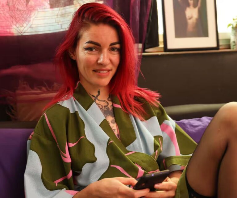What Should I Do When I Fall in Love with a Cam Girl?